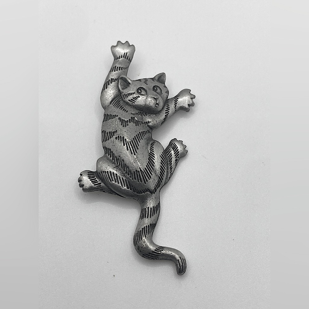 Vtg 80s JJ Pewter Climbing Kitty Cat Guilty Look  Brooch 3”